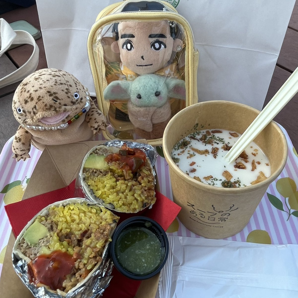 keicbvr2's tweet photo. ナイトマーケットでブリトーと玉ねぎのヴィシソワーズとほうじ茶のかき氷
17時台はまだまだ暑くてナイトという感じではないけどマーケットは楽しいね🤎💛💚 https://t.co/FhgPj2wZz3