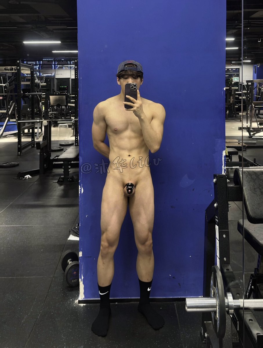 fengzhuhuaxdr's tweet photo. 有没有男大可以一起在戴着锁去健身房玩暴露呀
#暴露  #健身房 #腹肌 https://t.co/SE8V0sXBrq