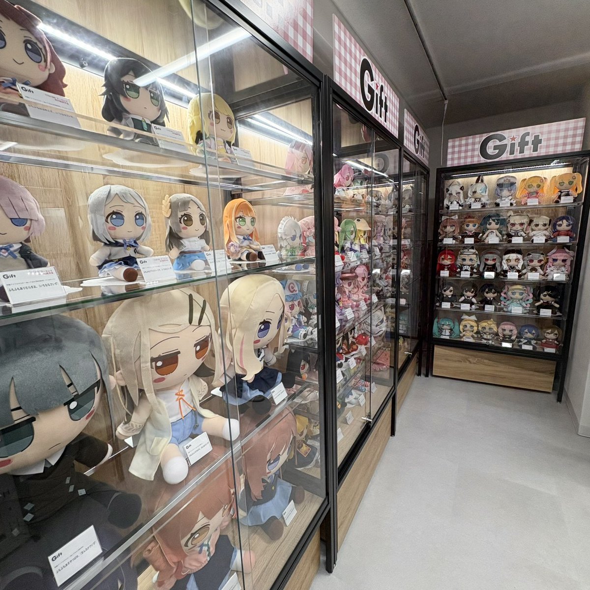 AKIBA_HOBBY2's tweet photo. ▰▰アキバホビー池袋店、縦に伸びました▰▰

Gift FUMOFUMO POP UP SHOP　アキバホビー池袋店3階にて【常設】で元気に営業中！

株式会社Gift様のGiftふもふもシリーズをはじめとした、ぬいぐるみを取り扱う常設ショップができました。
東方Projectに学園アイドルマスター、ウマ娘 プリティーダービーなどなど多彩なぬいぐるみが勢ぞろい。
いつもの通常サイズにまんなかサイズ、デカすぎるゆっくりまでよりどりみどり。展示もやってるので実物をじっくり眺めてお迎えできちゃいます。
もちろん2階も普段通り営業中ですが、お店は涼し～くしてお待ちしておりますので、3階もどうぞよろしくね。

Gift FUMOFUMO POP-UP SHOP is Now Permanently Open on the 3rd Floor of Akiba Hobby Ikebukuro Store!

We are pleased to announce the official opening of our permanent store dedicated to plushies, featuring the renowned "Gift Fumo Fumo Series" by Gift Co., Ltd.

An extensive lineup of various plushies is now available, including titles such as Touhou Project, Gakuen Idolmaster, Uma Musume: Pretty Derby, and many more.

We look forward to welcoming you!