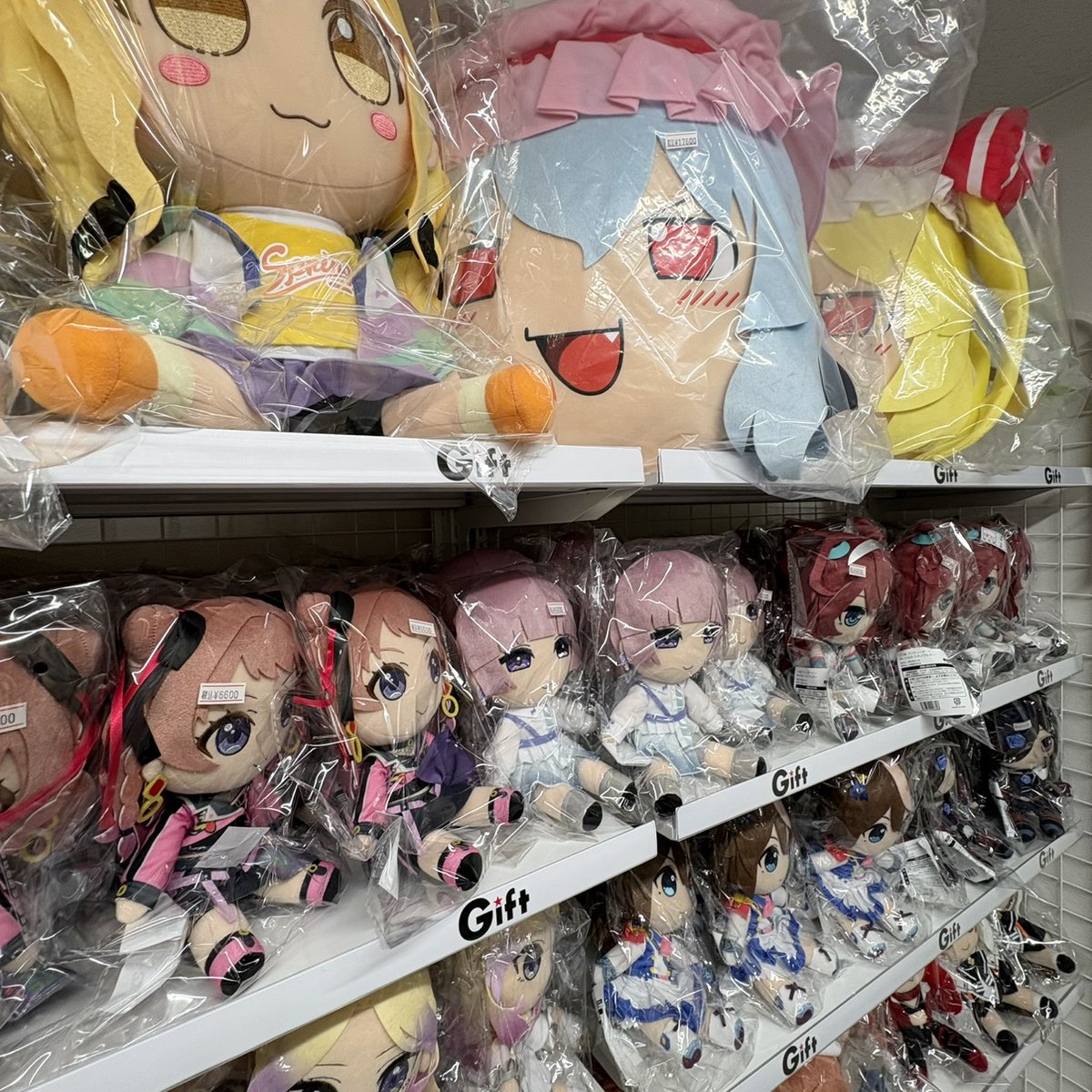 AKIBA_HOBBY2's tweet photo. ▰▰アキバホビー池袋店、縦に伸びました▰▰

Gift FUMOFUMO POP UP SHOP　アキバホビー池袋店3階にて【常設】で元気に営業中！

株式会社Gift様のGiftふもふもシリーズをはじめとした、ぬいぐるみを取り扱う常設ショップができました。
東方Projectに学園アイドルマスター、ウマ娘 プリティーダービーなどなど多彩なぬいぐるみが勢ぞろい。
いつもの通常サイズにまんなかサイズ、デカすぎるゆっくりまでよりどりみどり。展示もやってるので実物をじっくり眺めてお迎えできちゃいます。
もちろん2階も普段通り営業中ですが、お店は涼し～くしてお待ちしておりますので、3階もどうぞよろしくね。

Gift FUMOFUMO POP-UP SHOP is Now Permanently Open on the 3rd Floor of Akiba Hobby Ikebukuro Store!

We are pleased to announce the official opening of our permanent store dedicated to plushies, featuring the renowned "Gift Fumo Fumo Series" by Gift Co., Ltd.

An extensive lineup of various plushies is now available, including titles such as Touhou Project, Gakuen Idolmaster, Uma Musume: Pretty Derby, and many more.

We look forward to welcoming you!