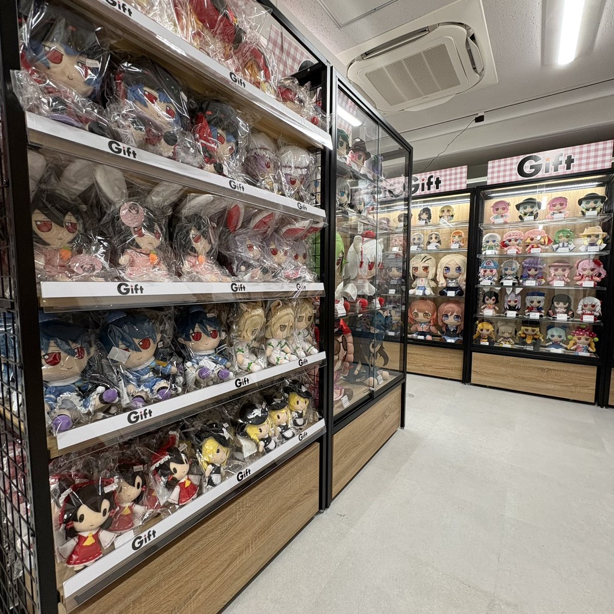 AKIBA_HOBBY2's tweet photo. ▰▰アキバホビー池袋店、縦に伸びました▰▰

Gift FUMOFUMO POP UP SHOP　アキバホビー池袋店3階にて【常設】で元気に営業中！

株式会社Gift様のGiftふもふもシリーズをはじめとした、ぬいぐるみを取り扱う常設ショップができました。
東方Projectに学園アイドルマスター、ウマ娘 プリティーダービーなどなど多彩なぬいぐるみが勢ぞろい。
いつもの通常サイズにまんなかサイズ、デカすぎるゆっくりまでよりどりみどり。展示もやってるので実物をじっくり眺めてお迎えできちゃいます。
もちろん2階も普段通り営業中ですが、お店は涼し～くしてお待ちしておりますので、3階もどうぞよろしくね。

Gift FUMOFUMO POP-UP SHOP is Now Permanently Open on the 3rd Floor of Akiba Hobby Ikebukuro Store!

We are pleased to announce the official opening of our permanent store dedicated to plushies, featuring the renowned "Gift Fumo Fumo Series" by Gift Co., Ltd.

An extensive lineup of various plushies is now available, including titles such as Touhou Project, Gakuen Idolmaster, Uma Musume: Pretty Derby, and many more.

We look forward to welcoming you!