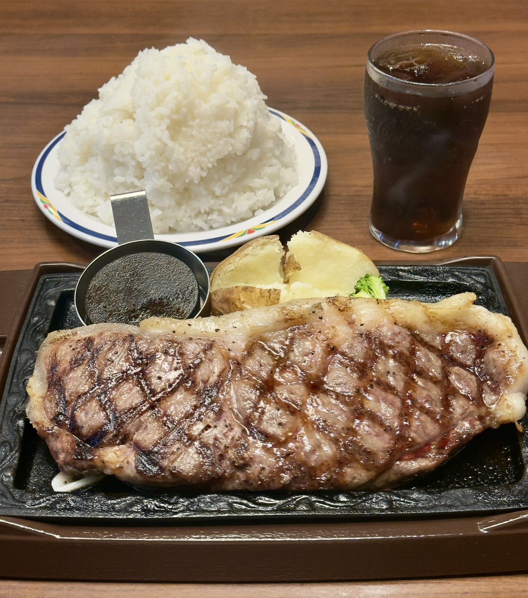 FIRE60028219's tweet photo. 38歳独身男性の夕食は

ステーキガストの期間限定
仙台牛サーロインステーキ400gです😊
（税込7,139円）

ぶっ飛ぶうまさでした😱🚀🌈 https://t.co/hHuyTqGIxD