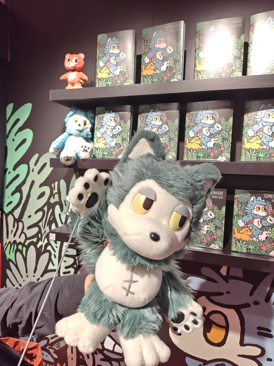 otiasRSK's tweet photo. あらいきりこさんの個展に行ってきました！

新グッズもモリモリですごく良かった

きりこさんのお姉さんがおおかみくんパペットでヨッス！ってやってくれた（笑）

おおかみくんVAGは赤がめっちゃ出てコンプならず…あと黒が欲しい

次はサイン会楽しみ！

#あらいきりこ
#おおかみくん https://t.co/bSdFDYeoBO
