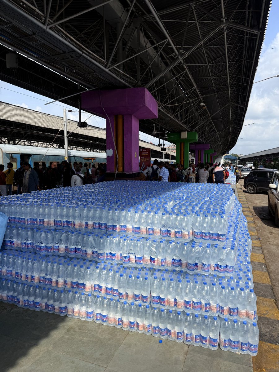 saugataraj's tweet photo. @IRCTCofficial plastic water bottles are kept open on Day Sunlight and not new - look like… it may have severe health impacts and may not be the standard operating procedure…

This is at Howrah Station, pf 21, 31st July at 3PM, stock for train 12841. https://t.co/WHosB2G1cf
