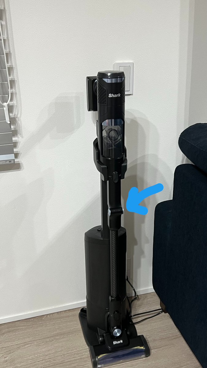 mbw213av's tweet photo. 最近、シャークの掃除機買ったんですけど、青のライトで、これまで見えなかった髪の毛とか埃とか超見えるし、よく吸うし、ワンタッチで曲がるからソファ下とかスイスイ掛けられて、最後にドックに戻せば勝手にゴミ回収してくれるし掃除機掛けが楽しくなった。控えめに言って最高だった。 https://t.co/l6prHIQIdF