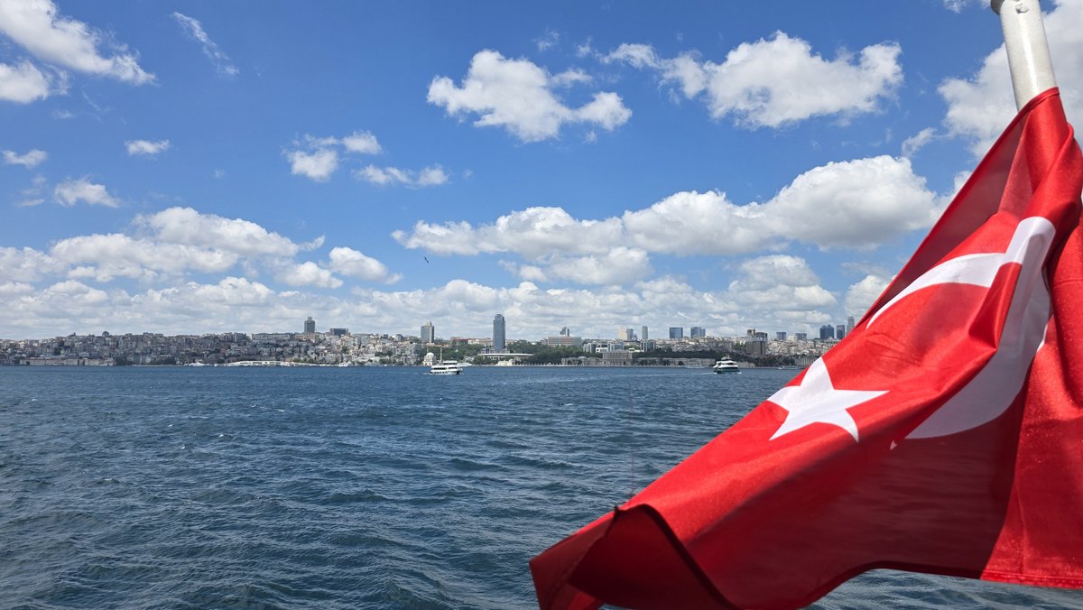 erdemkose's tweet photo. Kürkçü dükkanına geri döndük. Sekiz senelik Berlin macerasından sonra İstanbul'a kesin dönüş yaptık. Almanya'da edindiğim tecrübelerle Türkiye'de yazılım geliştirmeye devam. Yazılım, PHP veya yapay zeka ile ilgili toplanıp konuşabileceğim kim varsa tanışmak isterim. https://t.co/ilZxhxz11i