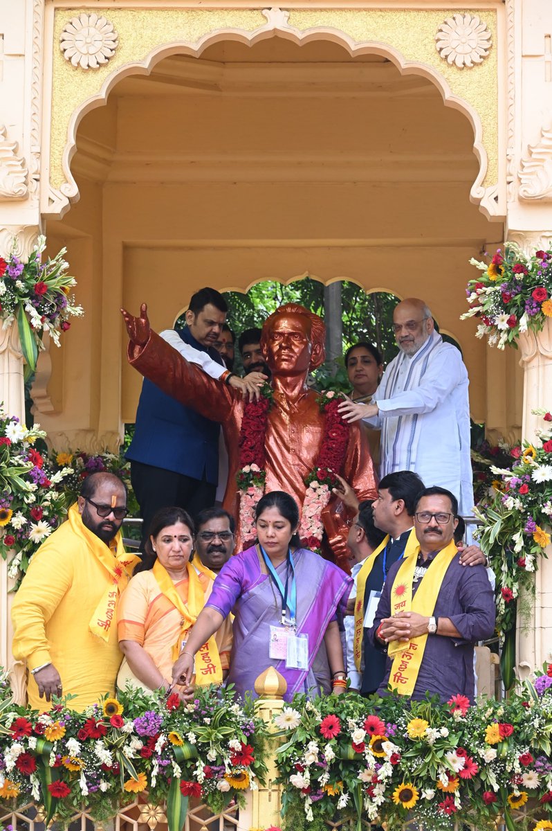 SunetraA_Pawar's tweet photo. पुण्यातील सारसबाग येथे देशाचे गृह व सहकार मंत्री आदरणीय अमितभाई शाह, मुख्यमंत्री मा. देवेंद्रजी फडणवीस आणि उपमुख्यमंत्री मा. एकनाथजी शिंदे यांच्या समवेत, साहित्यरत्न लोकशाहीर अण्णाभाऊ साठे यांच्या जयंतीनिमित्त त्यांच्या पुतळ्यास पुष्पहार अर्पण करत अभिवादन केलं.

#अण्णा_भाऊ_साठे https://t.co/rFfiRLaYsS