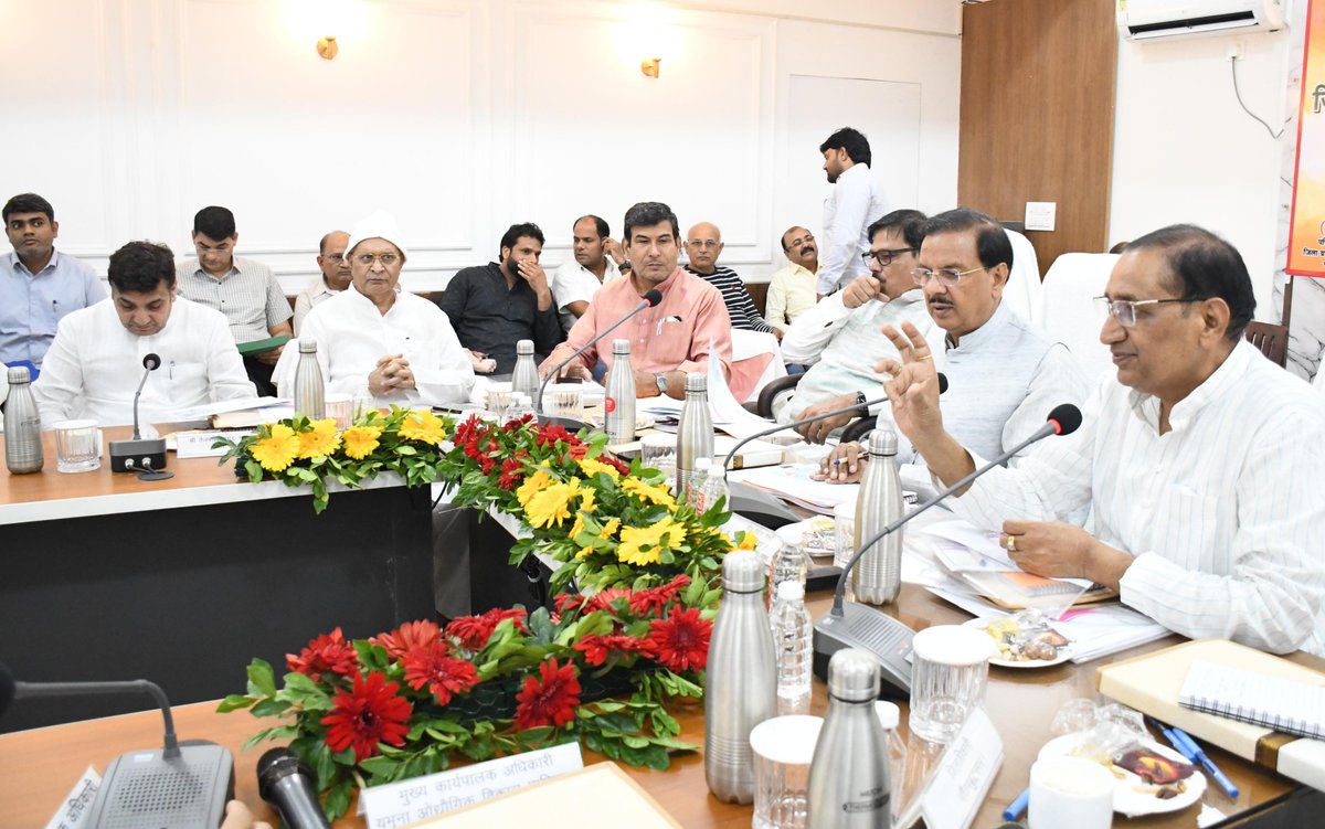 dr_maheshsharma's tweet photo. आज गौतमबुद्ध नगर जिला स्थित सूरजपुर कलेक्ट्रेट सभागार में जिले के वरिष्ठ अधिकारियों एवं निर्वाचित जनप्रतिनिधिगण की उपस्थिति में जिला विकास समन्वय एवं अनुश्रवण समिति 'दिशा', जिला विद्युत समिति एवं संसद सदस्य सड़क सुरक्षा समिति (MP-RSC) एवं जिला विद्यालय यान परिवहन सुरक्षा समिति बैठक की अध्यक्षता की तथा राज्य में हो रहे विकास कार्यों एवं सड़क सुरक्षा से संबंधित विभिन्न विषयों पर विस्तृत चर्चा की और आवश्यक विषयों पर उपस्थित अधिकारियों को दिशानिर्देशित किया।
जिला स्तरीय इस बैठक के दौरान गौतमबुद्ध नगर जिलाधिकारी श्रीमती मेधा रूपम जी, दादरी विधायक श्री @tejpalnagarMLA जी, विधायक विधानसभा जेवर श्री @DhirendraGBN जी, विधान परिषद सदस्य श्री @ShrichandSharma जी, विधान परिषद सदस्य श्री @bhati_narendra1 जी, जिला पंचायत अध्यक्ष श्री @AmitChaudhryGBN जी, दादरी चेयरमैन श्रीमती गीता पंडित जी तथा पार्टी के वरिष्ठ जनप्रतिनिधिगण और जिले के अन्य वरिष्ठ अधिकारीगण उपस्थित रहे।