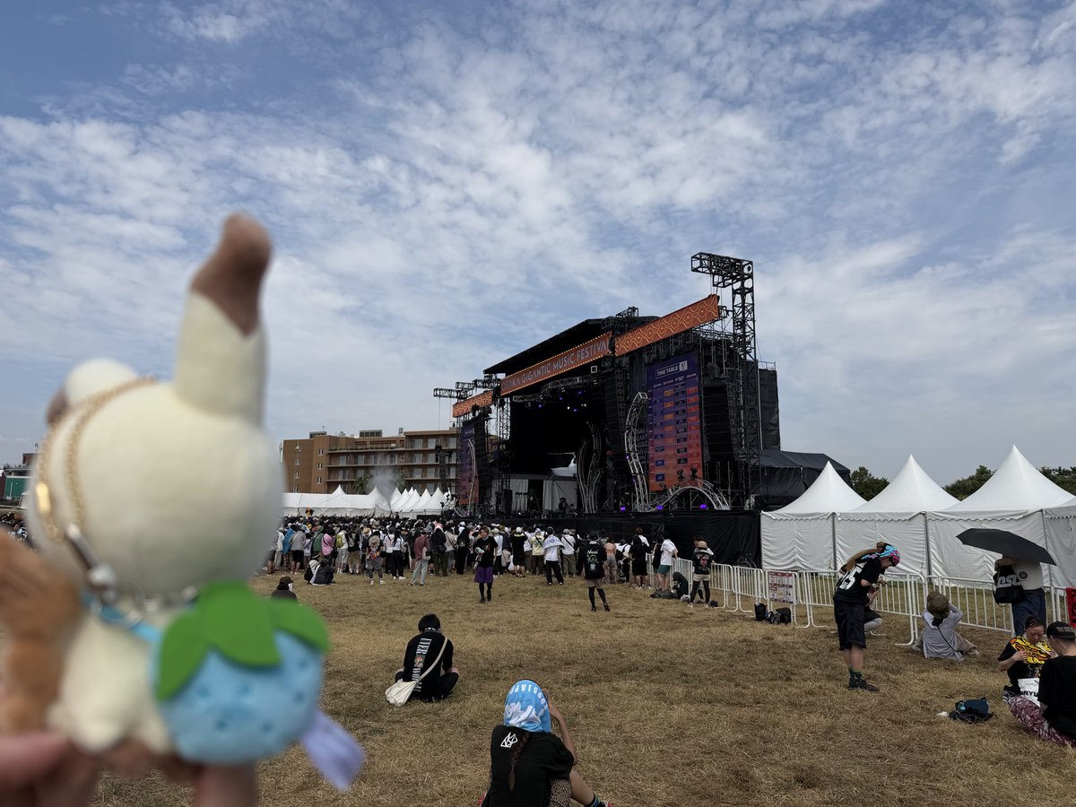 8stop2quit's tweet photo. ジャイガ2026に行ってきました。ロックフェス初心者でしたが、盛り上がり方が半端ないですね！
今回はさすがに端の方で櫻坂バスタオルぶん回しながら存分に楽しんでました。会場も観客もアーティストもアツかった！！

#櫻坂46
#ジャイガ https://t.co/GJYK1wPvgU