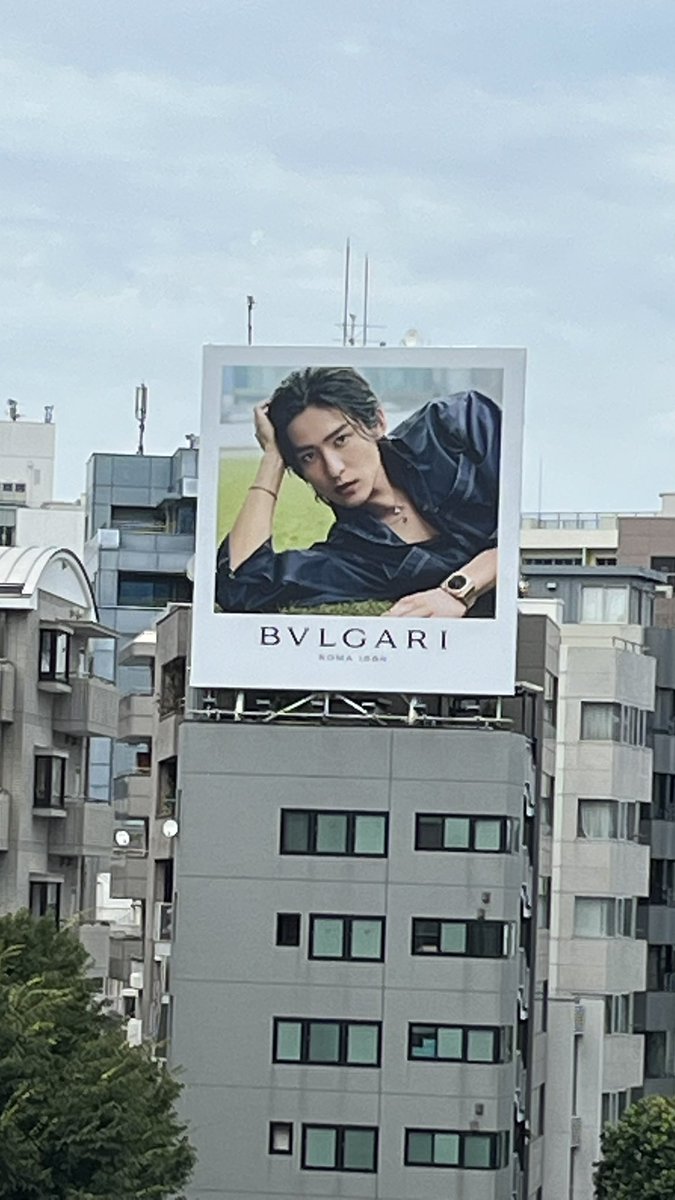 mutsukya_n's tweet photo. 渋谷の寝転んでるお釈迦様のようなBVLGARIめめ🖤 https://t.co/Eejrm3NzJT