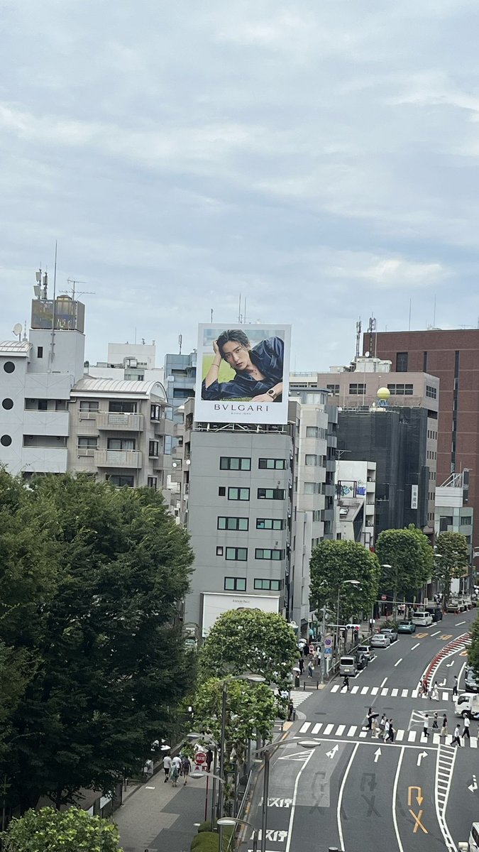 mutsukya_n's tweet photo. 渋谷の寝転んでるお釈迦様のようなBVLGARIめめ🖤 https://t.co/Eejrm3NzJT