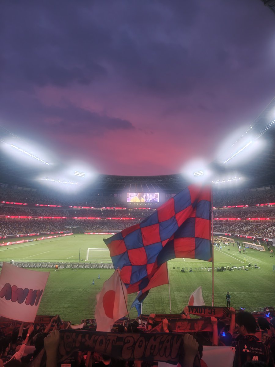 Kumim11's tweet photo. 空も青赤
開幕前の親善試合
FC東京🆚ボルシアドルトムント
#fctokyo
#FC東京
#ボルシアドルトムント https://t.co/awikfWTdgY