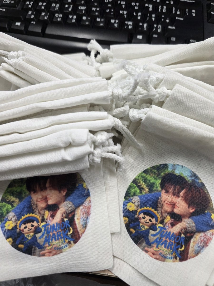 jmmons_'s tweet photo. Giveaway ทั้งหมดมาแล้วคับบบบ☀️🌛

Date : 8/8 

- กระเป๋ารูด 40 ae 

-สติ๊กเกอร์จิ๋ว 50 ae

((มีตัวรีดลายเดียวกับกระเป๋าประมาณ40ชิ้นสามารถนำไปรีดได้เองเลยยย))

⏰️ TBA

Exchange pls. DM

#JuniorMarkConcert https://t.co/0ZWetT6QR6