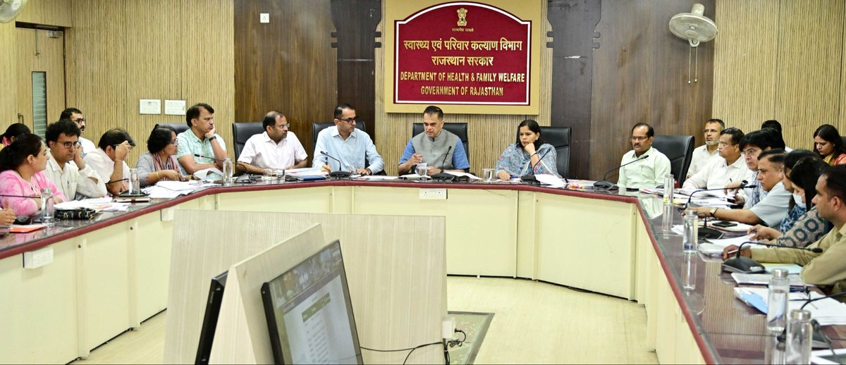 nhm_rajasthan's tweet photo. राजस्थान में सुरक्षित मातृत्व सेवाओं को और मजबूत करने की दिशा में बड़ा कदम

मुख्य सचिव श्री वी. श्रीनिवास ने गर्भवती महिलाओं को समय पर गुणवत्तापूर्ण उपचार उपलब्ध कराने के लिए रेफरल परिवहन तंत्र को सुदृढ़ करने के निर्देश दिए https://t.co/do9jGkDipx