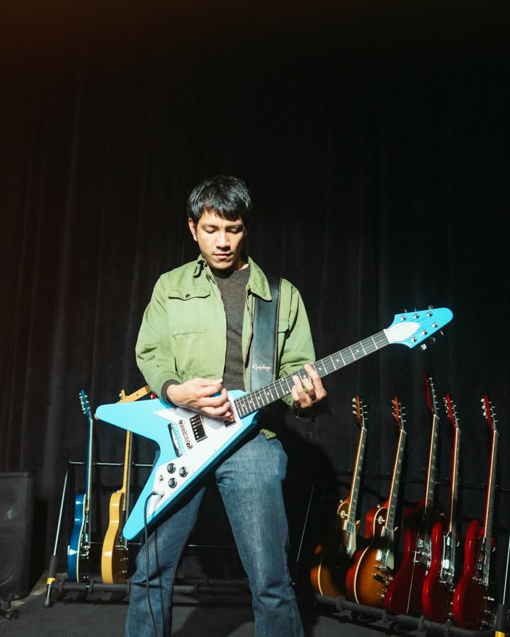 GibsonJapan's tweet photo. Epiphone Inspired by Gibson Flying V 70s は、マイケル・シェンカー、ジミ・ヘンドリックス、マーク・ボランといったプレイヤーたちを突き動かしてきたエネルギーを受け継いでいます🔥

次はあなたの番。
https://t.co/8FG9VkzWOE

#Epiphone #エピフォン https://t.co/DAWt50ILk9