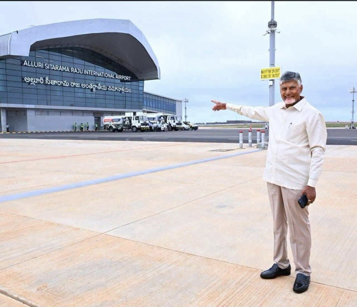 renuka_jetti's tweet photo. ఒకరు కష్టపడి కడతాడు (@ncbn గారు) VS ఒకరు కష్టపడి పడగొడతాడు (@ysjagan )
#YcpCriminalPolitics
#EndOfYCP
#HOPEJETTI https://t.co/O3S6FHQP9W