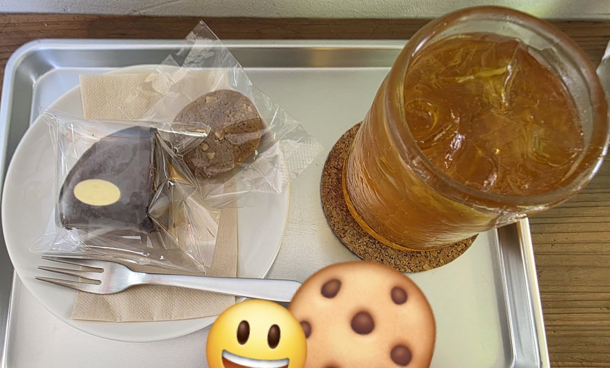 tyapeki's tweet photo. 先日の卓前のおやつ。みかんとひまわりのハーブティーがすごい美味しかったです!
スッキリした甘さでごくごく飲めます。ティーバッグもあるみたいで買おうか迷ったけど、時間のこともあり断念。チョコケーキも濃厚で美味しい。なんとクッキーもついてきた。 https://t.co/r8pQuCKQOV