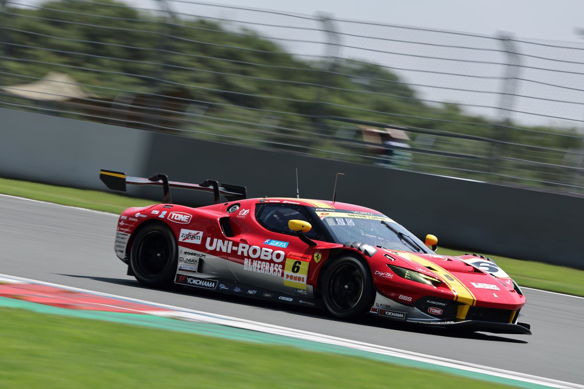 Yokohama_sport's tweet photo. 【SUPER GT第4戦／富士】
■灼熱の予選で、PONOS FERRARI 296 EVOが予選日を完全制覇！

約3か月を挟み、久々のSUPER GTは真夏の日差しが照りつける富士スピードウェイでの一戦！8月1日(土)は公式予選が行われ、GT300クラスでPONOS FERRARI 296 EVO(篠原拓朗選手／川端伸太朗選手)が嬉しい初ポールポジションを獲得しました。

PONOS FERRARI 296 EVOは、今大会から篠原選手と川端選手というドライバーラインナップに変更。「川端選手がチームに加入し、今回初めて、僕がAドライバーとして引っ張る立場になりました。タイヤミーティングでも初めて自発的に発言していった中で決めたタイヤを持ち込んだんです。」という篠原選手が公式予選ではQ1を担当。実はQ1突破を目標に置いていたという篠原選手ですが、結果的には2番手に0.682秒という大差をつけてグループトップでQ2進出を決定、川端選手にバトンを渡します。「大きなプレッシャーをかけられましたよ」と記者会見では笑っていた川端選手ですが、こちらも0.591秒と大きく2番手を引き離して文句なしのトップタイム！PONOS FERRARI 296 EVOが予選日を完全制覇しました。

「僕たちのチームは別のレースでもフェラーリ296EVOを使っていて、GTのレースがない間もそちらでいいセットアップを見つけることができていました。そんなチームのみんなのおかげもあるし、最終的にポールを獲れたのはやっぱり川端選手がいい走りをしてくれたおかげ」と篠原選手が話せば、「チームがいいクル���を作ってくれたのと、篠原選手のフィードバックのおかげ」と川端選手もコメント。チームワークでつかんだポールポジションから、決��レースでは優勝を目指します。ヨコハマタイヤ勢としては、3位にUNI-ROBO BLUEGRASS FERRARI(片山義章選手／ニクラス・クルッテン選手)、4位にCARGUY Ferrari 296 GT3 EVO(ザック・オサリバン選手／梅垣清選手)と、フェラーリが上位に並びました。GT500クラスのWedsSport BANDOH GR Supra(国本雄資選手／阪口晴南選手)は予選12位。「決勝レースを見据えた戦いがテーマ」と話しているだけに、ここからの追い上げに注目です。

決勝日の午後は雨予報が出ていますが、気温は30度を超える予報で暑さは変わらなさそうです。ご自身の熱中症対策は万全にしながら、ヨコハマタイヤ勢へのアツイ応援をよろしくお願いいたします！

#ヨコハマタイヤ #アドバン #YOKOHAMA #ADVAN #SUPERGT #SGT #スーパーGT #富士スピードウェイ