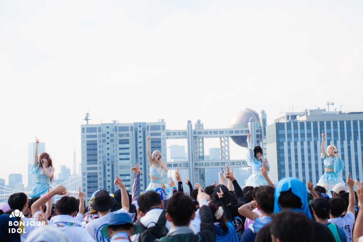 bonjour_idol's tweet photo. 【#TIF2026 - Saturday】

We also saw South Korean group NEKIRU and their refreshing blue outfits make one with the sky on the iconic SKY STAGE today 💙

@NEKIRU_Official  @TIP_TIF_staff
#NEKIRU #NEKIRU_LIVE #BonjourIdol https://t.co/EbeDyt1qj6