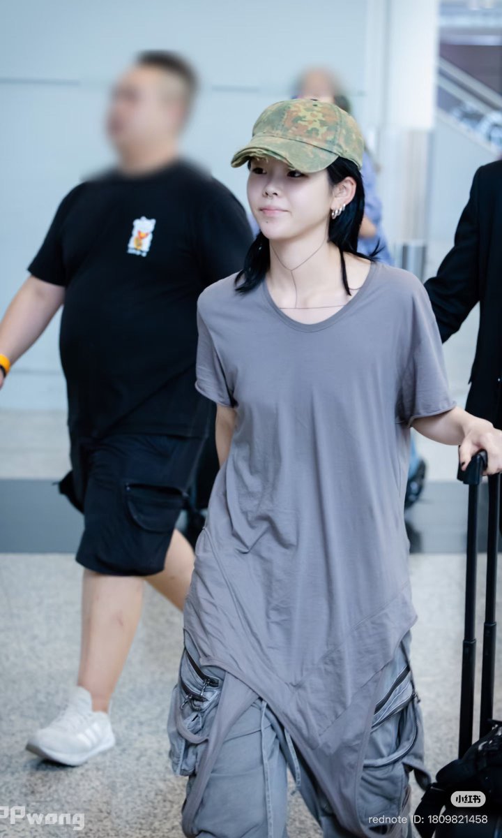 alphazbarbie's tweet photo. cocona arriving in hong kong 💚 https://t.co/cjbHJMD58v