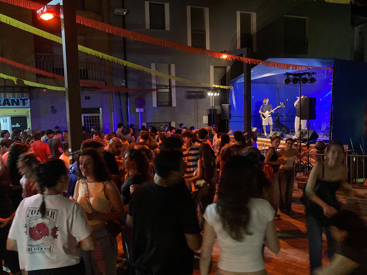 RadioSeu's tweet photo. #EnImatges Sopar Popular, pregó amb Carles Gascón i actuacions de Duo Làser, Dirty Blunt i DJ Rabat, a la Festa Major de #Castellciutat. #AltUrgell #Pirineu #laSeu #FMK26 📷Galeria de fotos; https://t.co/X8eR2Uw3qL https://t.co/F29fgUCl3s