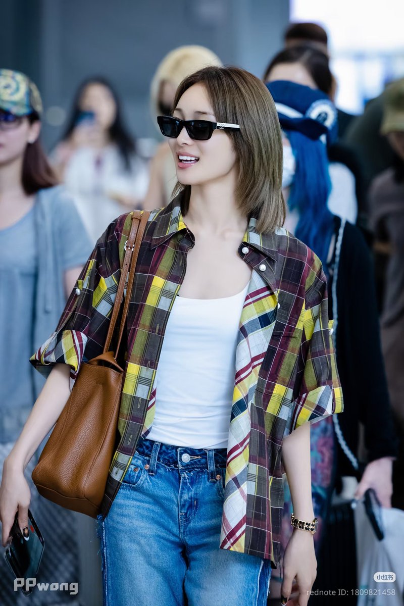 jurinpicsxg's tweet photo. Chanel girlie at Hong Kong airport.

Glasses✅
Bag✅
Shirt ✅
Watch ✅

#JURIN https://t.co/VTxQPmqdL0