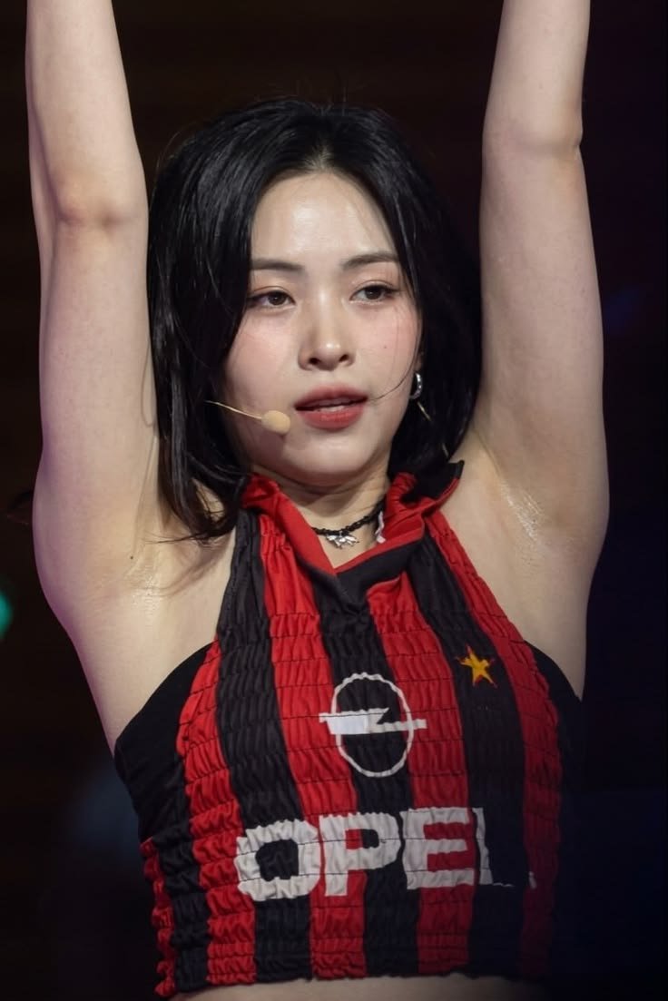 chaeryqueen's tweet photo. 양팔 번쩍 들고 땀으로 반질반질 빛나는 겨드랑이… 숭배합니다 여왕님 https://t.co/bsEOyCMg18