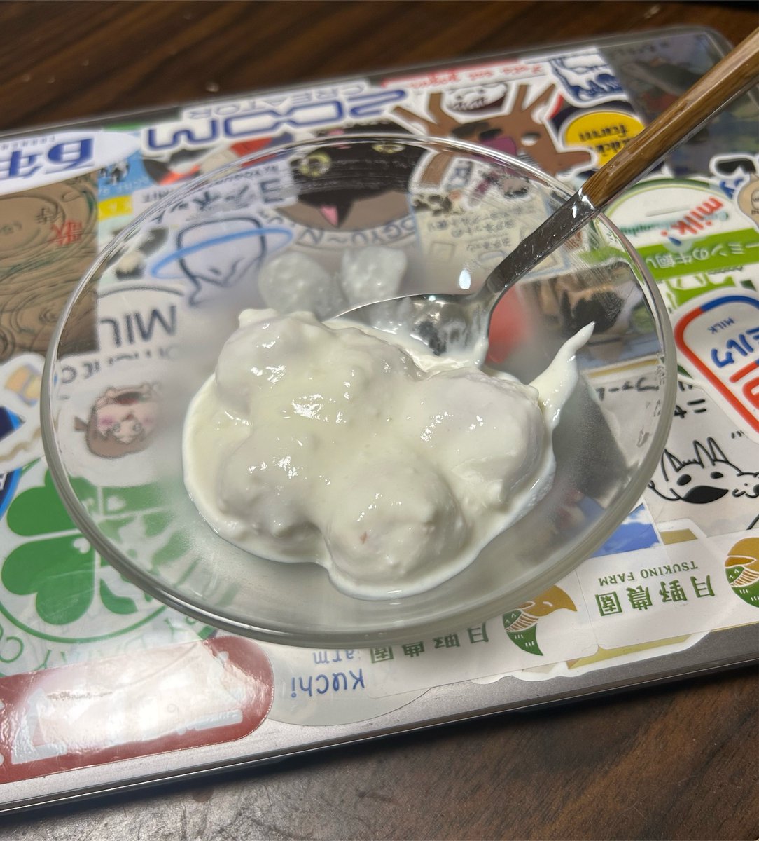 KinSakurafubuki's tweet photo. 牛乳🥛飲もうぜ！美味しいよ😋

水切りヨーグルトに「ブルーベリーマシュマロ」を加えて5時間冷やしたスイーツ🥣なぜか炭酸のような「シュワ」っとした食感になって面白い😆

#牛乳でスマイル
#土日ミルク
#牛乳料理部 https://t.co/LVb7bctJZ9
