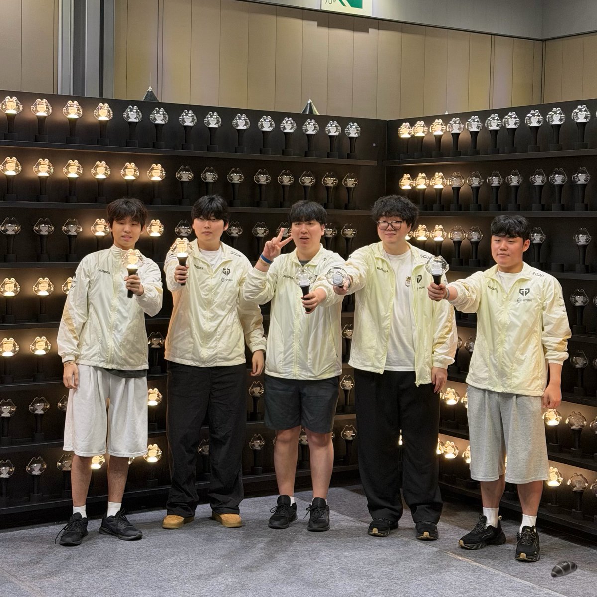 darksaltbread's tweet photo. 260801 Gen.G Homestand Day 2
젠발 가족사진
#GENVAL https://t.co/6hM0gFAcMV