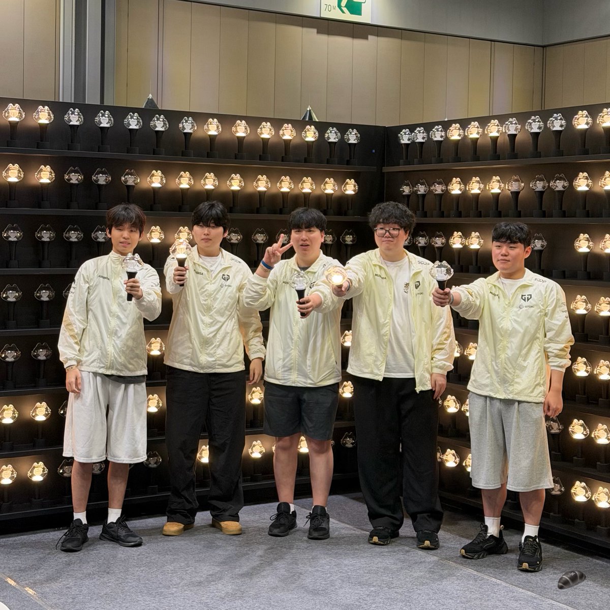 darksaltbread's tweet photo. 260801 Gen.G Homestand Day 2
젠발 가족사진
#GENVAL https://t.co/6hM0gFAcMV