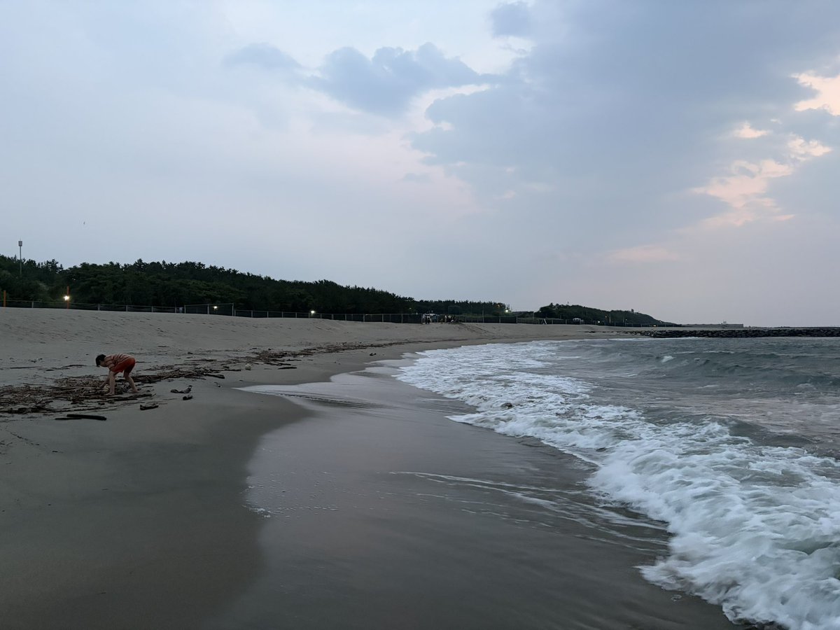 Ge21Ha's tweet photo. 夕暮れの浜辺でこれからスイカ割り https://t.co/kS1gkIUyfd