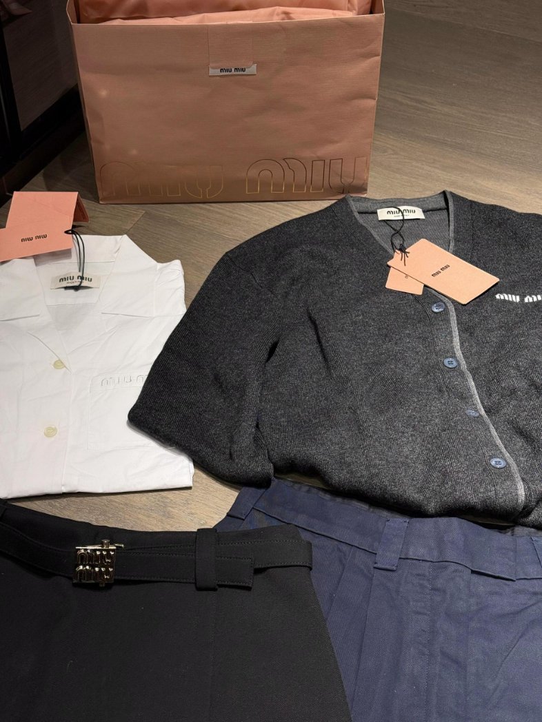 Mo0923v075's tweet photo. I bought a few things while shopping today, and when I got back, I spread them out on the floor to try them on. They felt quite comfortable. It'll be nice to spend the weekend slowly getting ready. Pretty relaxing!😌 https://t.co/pgcFoKrvOx
