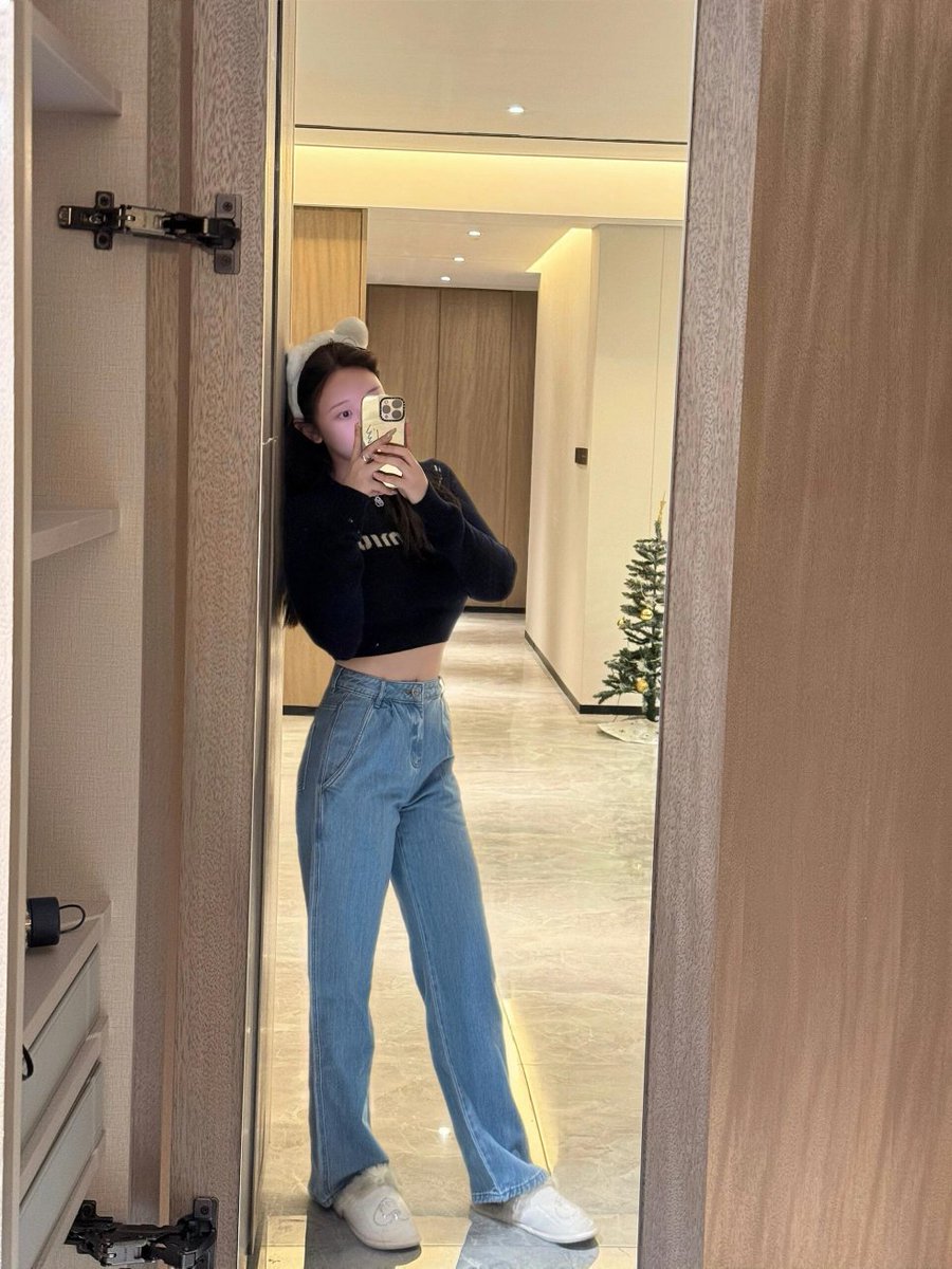 Mo0923v075's tweet photo. I bought a few things while shopping today, and when I got back, I spread them out on the floor to try them on. They felt quite comfortable. It'll be nice to spend the weekend slowly getting ready. Pretty relaxing!😌 https://t.co/pgcFoKrvOx