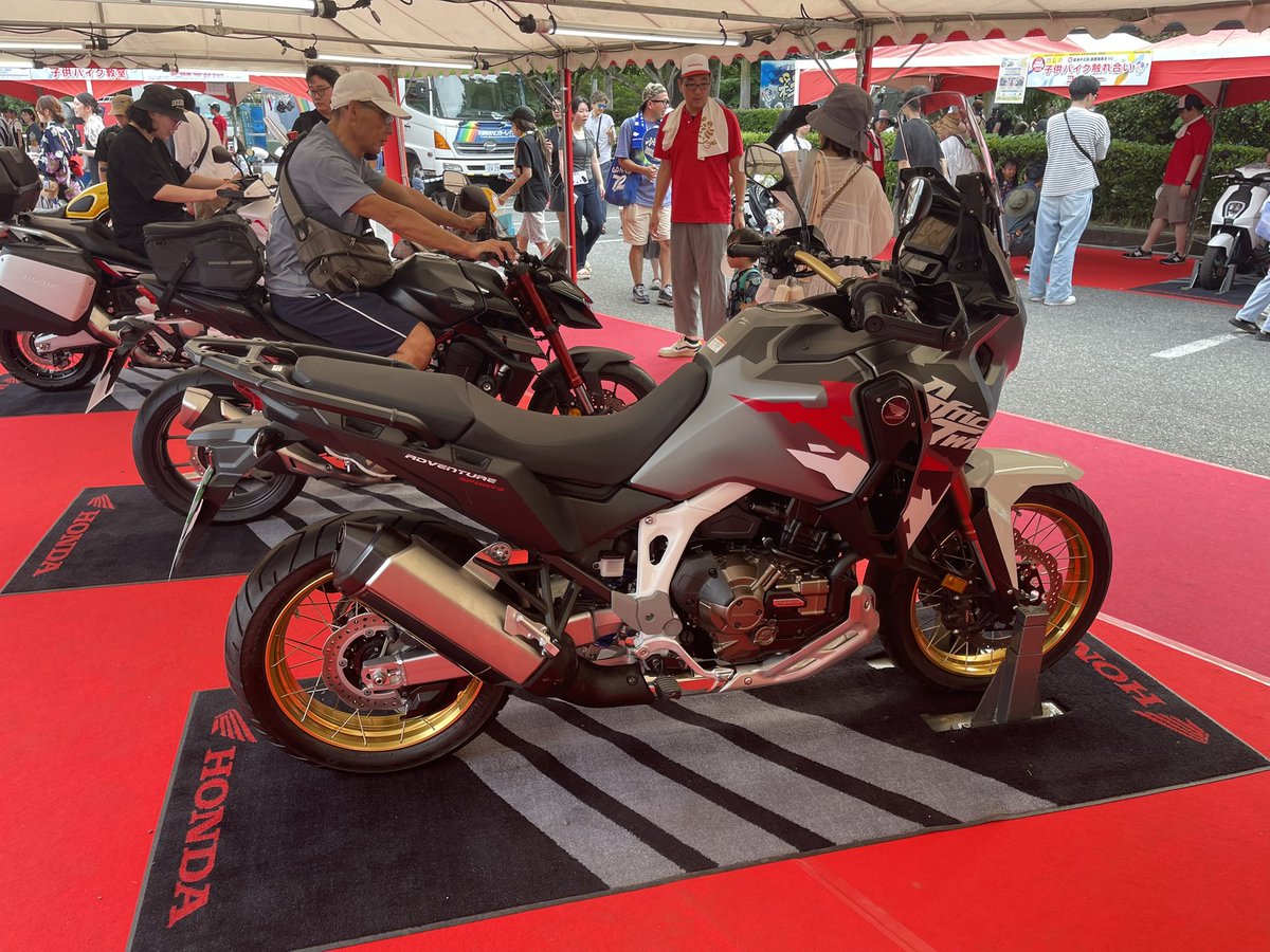 kuuga48's tweet photo. モーターサイクルショーでホンダのバイクに跨がれなかった人、朝霞の祭りに来れば乗り放題ですよ！
暑いけどね(-｡-;
#彩夏祭
#HONDA https://t.co/960UolD930