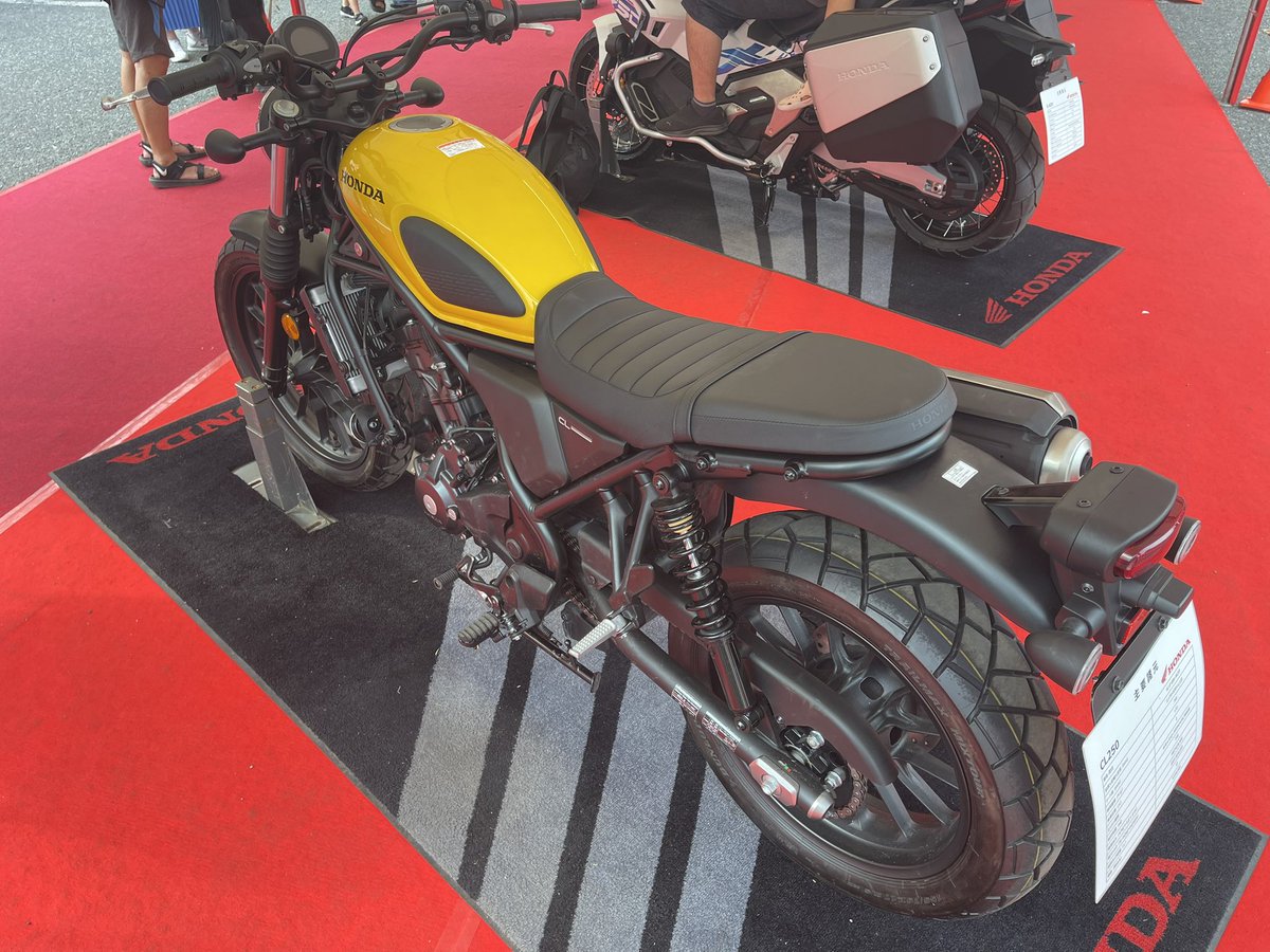 kuuga48's tweet photo. モーターサイクルショーでホンダのバイクに跨がれなかった人、朝霞の祭りに来れば乗り放題ですよ！
暑いけどね(-｡-;
#彩夏祭
#HONDA https://t.co/960UolD930