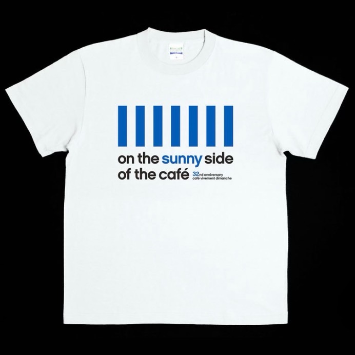 takashihoriuchi's tweet photo. ＜新商品のお知らせ＞
32周年T 「 on the sunny side of the cafe 」
お待たせしました！
ディモンシュの青と白のテントをモチーフにした32周年Tシャツです。サイズはS~XXLまで。オンラインストアでも販売を開始いたしました。

デザインは内古閑智之さんです。
https://t.co/jyiC85wF45 #ディモンシュ https://t.co/sSTPn9fxq5