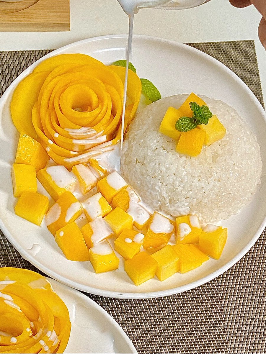 SanchezTab64355's tweet photo. Freshly baked mango coconut sticky rice hit different on a rainy afternoon – pure Thai comfort in every bite https://t.co/jn90OeRZqc