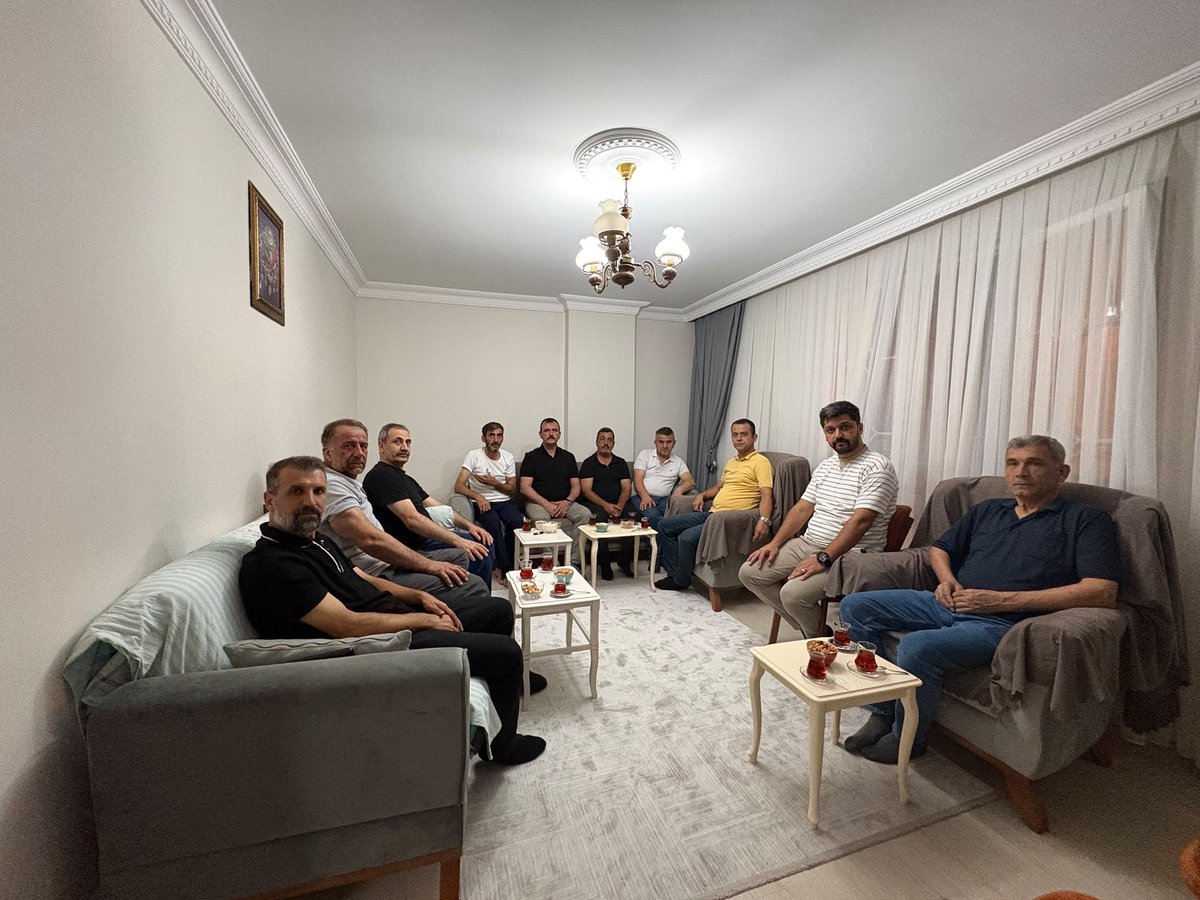 _MHP_sultangazi's tweet photo. İlçe Teşkilat Başkanımız Sn. Yaşar Koçyiğit, İlçe Yöneticilerimiz ve Mahalle Başkanlarımız ile birlikte; geçirmiş olduğu iş kazası nedeniyle tedavisi devam eden İlçe Başkan Yardımcımız Sn. Emin Ali Kışmir'i evinde ziyaret ederek geçmiş olsun dileklerimizi ilettik.

Kıymetli dava arkadaşımıza Yüce Allah'tan acil şifalar diliyor, en kısa sürede sağlığına kavuşmasını temenni ediyoruz.

#sultangaziilebulusuyoruz #sultangaziilekucaklasiyoruz