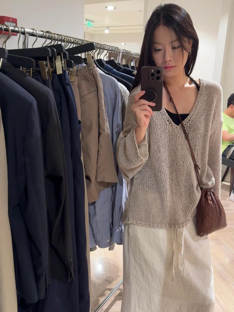 Mo313095ng's tweet photo. I went shopping with friends over the weekend and tried on a few clothes, but I was immediately drawn to this woven bag. The store was so brightly colored; time flew by as we browsed.😊 https://t.co/vxLUqEB77G