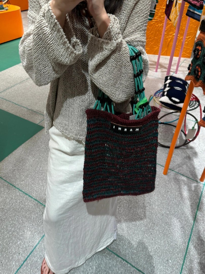 Mo313095ng's tweet photo. I went shopping with friends over the weekend and tried on a few clothes, but I was immediately drawn to this woven bag. The store was so brightly colored; time flew by as we browsed.😊 https://t.co/vxLUqEB77G