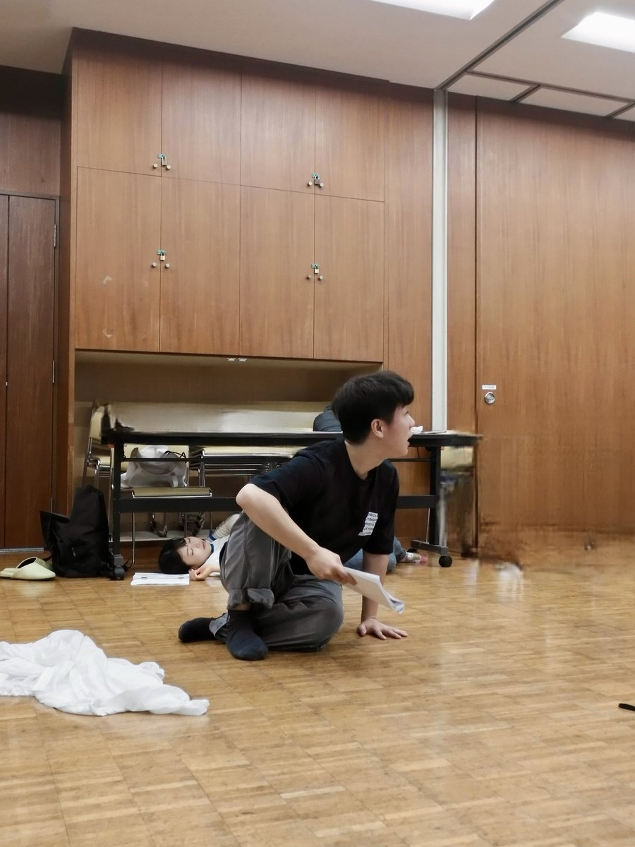 makkura0602's tweet photo. 🗓️『キュイケ』初日まであと19日

稽古場の様子をお届けします📸
この日は、project52の皆さんとの合同稽古の日でした！また新しい学びと発見がありました。次回の合同稽古も楽しみです。(文責：ちひろ)

｜🎫チケット予約フォーム｜
https://t.co/sSV3aS5B75 https://t.co/rPXXyRCJyP