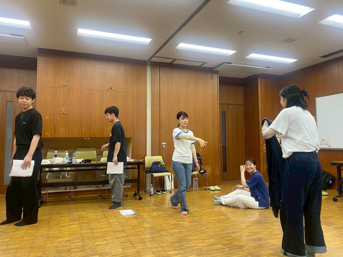 makkura0602's tweet photo. 🗓️『キュイケ』初日まであと19日

稽古場の様子をお届けします📸
この日は、project52の皆さんとの合同稽古の日でした！また新しい学びと発見がありました。次回の合同稽古も楽しみです。(文責：ちひろ)

｜🎫チケット予約フォーム｜
https://t.co/sSV3aS5B75 https://t.co/rPXXyRCJyP