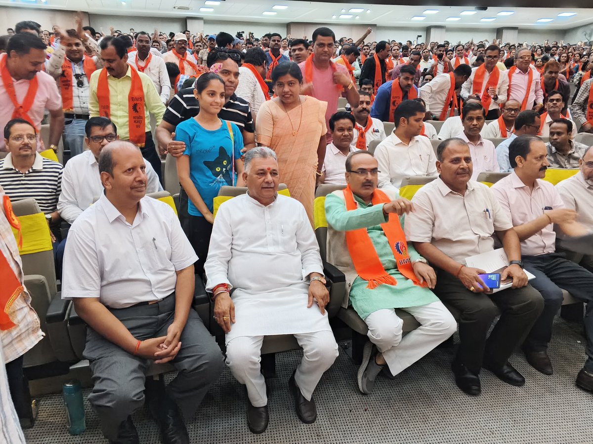 rishabhpastariy's tweet photo. प्रदेश के तकनीकी शिक्षा विभाग के माननिय मंत्री जी @Indersinghsjp जी को पूरे प्रदेश के तकनीकी अतिथि व्याख्याताओ और उनके परिवार कि तरफ से जन्मदिन की हार्दिक शुभकामनाएं।बाबा महाकाल कि कृपा आप पर हमेशा बनी रहे।जल्द ही आप के सानिध्य मे हमें भी स्थाईतव,भविष्य सुरक्षा मिले यही निवेदन है https://t.co/H4oNXxp8GG