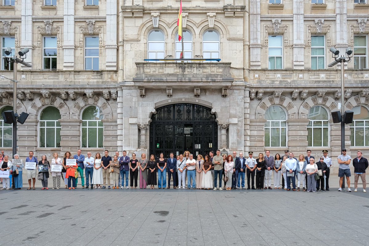 pedro_casares's tweet photo. Minuto de silencio en la Plaza del Ayuntamiento para condenar el asesinato machista de Paula en Santander.

Las cifras nos interpelan. Hay 1.628 mujeres en Cantabria en el sistema de protección VIOGEN, 21 de ellas en riesgo alto.

Unidad y firmeza contra el machismo asesino. https://t.co/20eYL1inNV