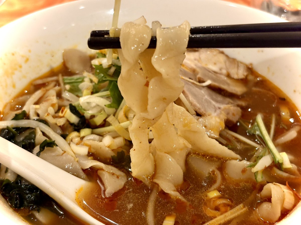 RubyKei01's tweet photo. 本日のおゆはんはこちら！
・麻辣刀削麺
・杏仁豆腐
醬と花山椒がたっぷり効いたスープが、モチモチの麺と良く絡む！シャキシャキのお野菜と合わせて豪快にいただきました😋
デザートの杏仁で口の中リセット、ごちそうさまでした🙏
 #もふりゃー https://t.co/GJG1Uv2PTc