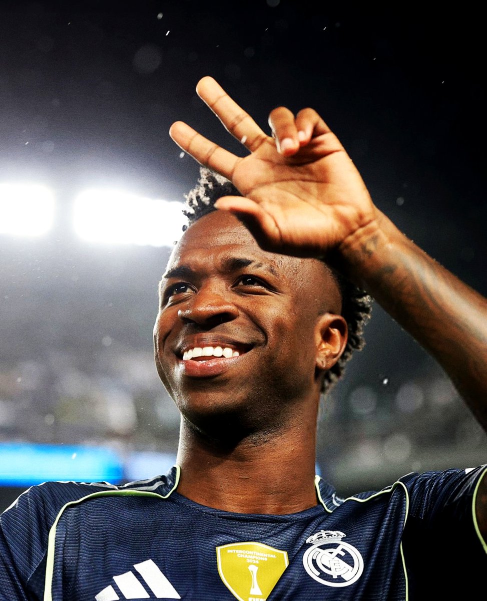 idextratime's tweet photo. VINI SIAP MENURUNKAN GAJI! 😇⚪️

Vinicius Jr (26/LW/🇧🇷) dikabarkan bersedia menurunkan tuntutan kontraknya demi mencapai kesepakatan perpanjangan masa bakti bersama Real Madrid.

📝| @MarioCortegana, @David_Ornstein https://t.co/b8CQQzsmPD