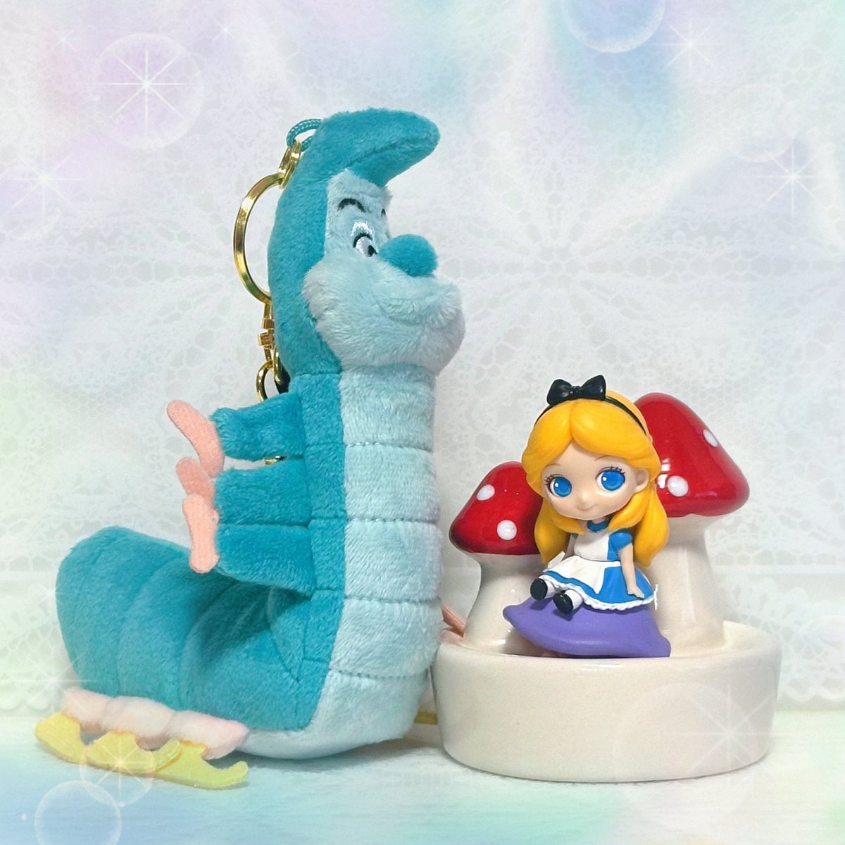 Alice__Chelsy's tweet photo. DISNEY ALICE IN WONDERLAND
75TH ANNIVERSARY🖤

イモムシのぬいぐるみキーチェーン🐛
体が90°に曲がってるの😂

#ディズニーストア
#disneystore https://t.co/jbjF2ZQ4bG