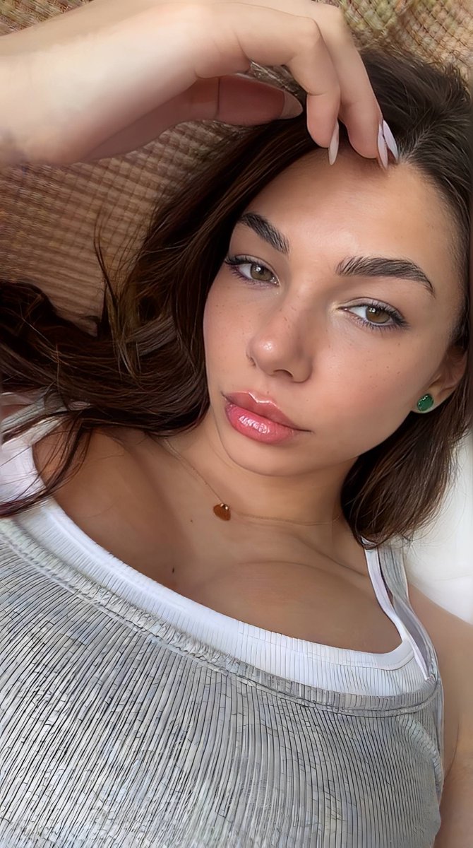 V 🦋 tweet media
