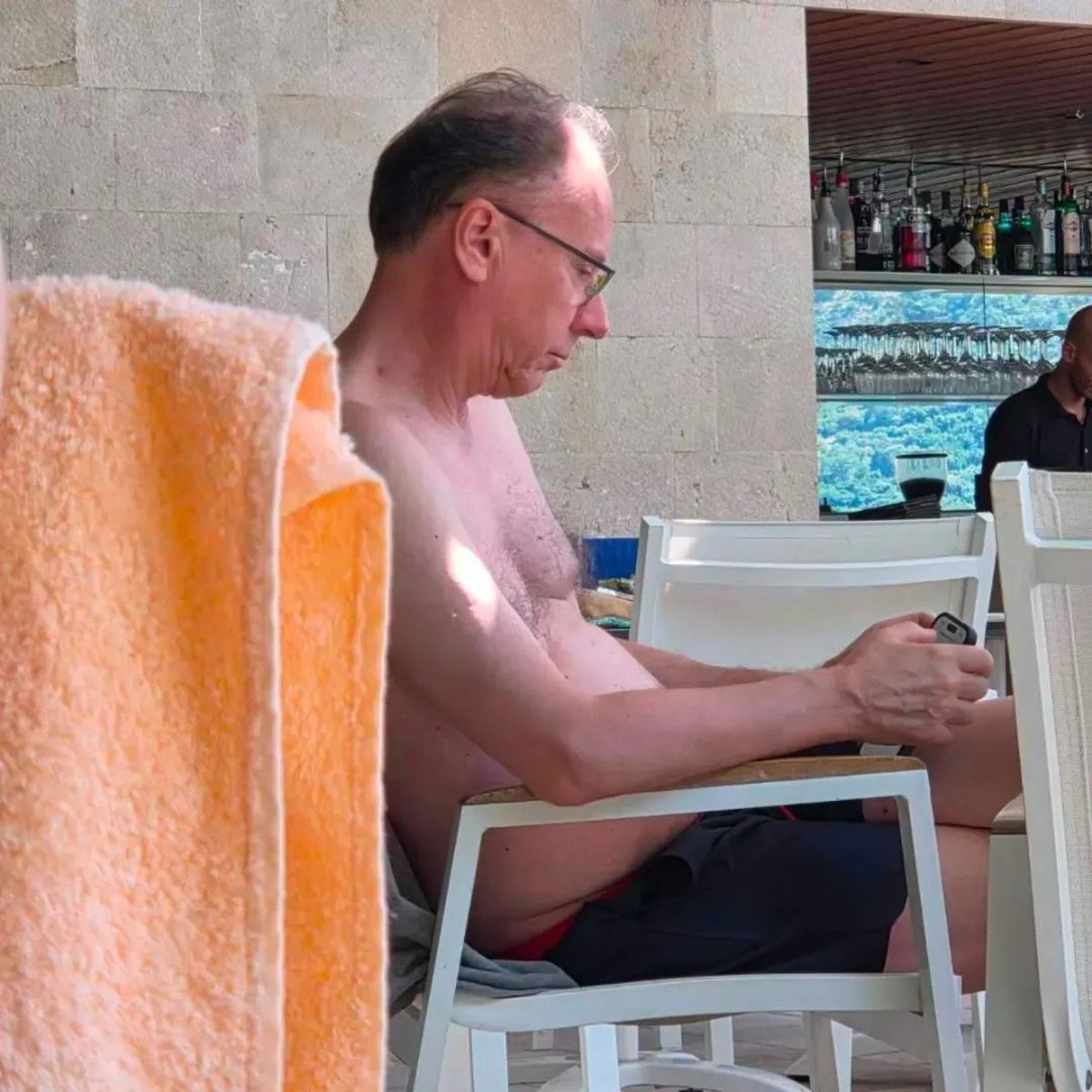 DrugaSrbijaBis's tweet photo. Ректор Лигњослав одмара.
Замислите да оваква слина води државу.
Шлихтао се, улизивао, улазио у дупе људима из СНС да би постао ректор, а онда чим су му ови са Запада дали идеју да може да буде више од тога, одмах похитао.
Бескичмењак.
Колико за пар година Србија ће га се сећати као Саше Јанковића, гуглањем.