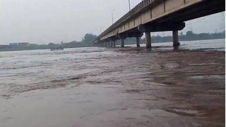 The_Nation's tweet photo. Pakistan issues flood alert after India releases water from Salal Dam
https://t.co/Ran9lpQpvN
#Pakistan #alret #flood #india #releases #water https://t.co/u8B1FBLOR3
